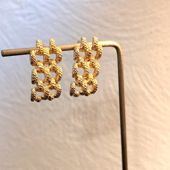 Vintage Textured Panther Link Articulated Gold Tone Pierced Earrings - Picture 5 of 6